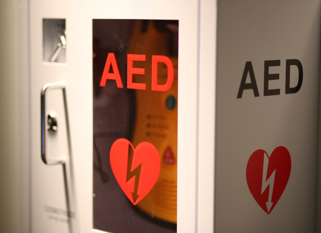 Commercial AED with current pads at a Des Moines workplace